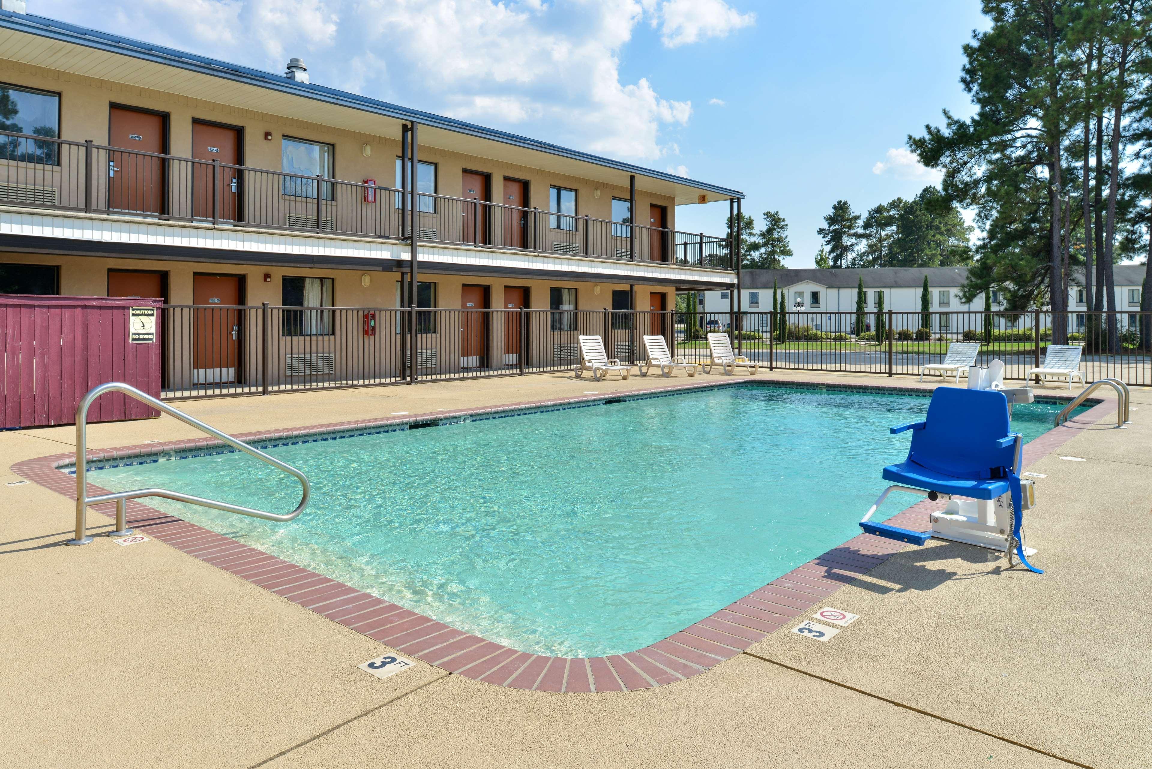 Vila Gale Cabo Cabo de Santo Agostinho Eksteriør billede The swimming pool at the Econo Lodge in Gulfport, Mississippi