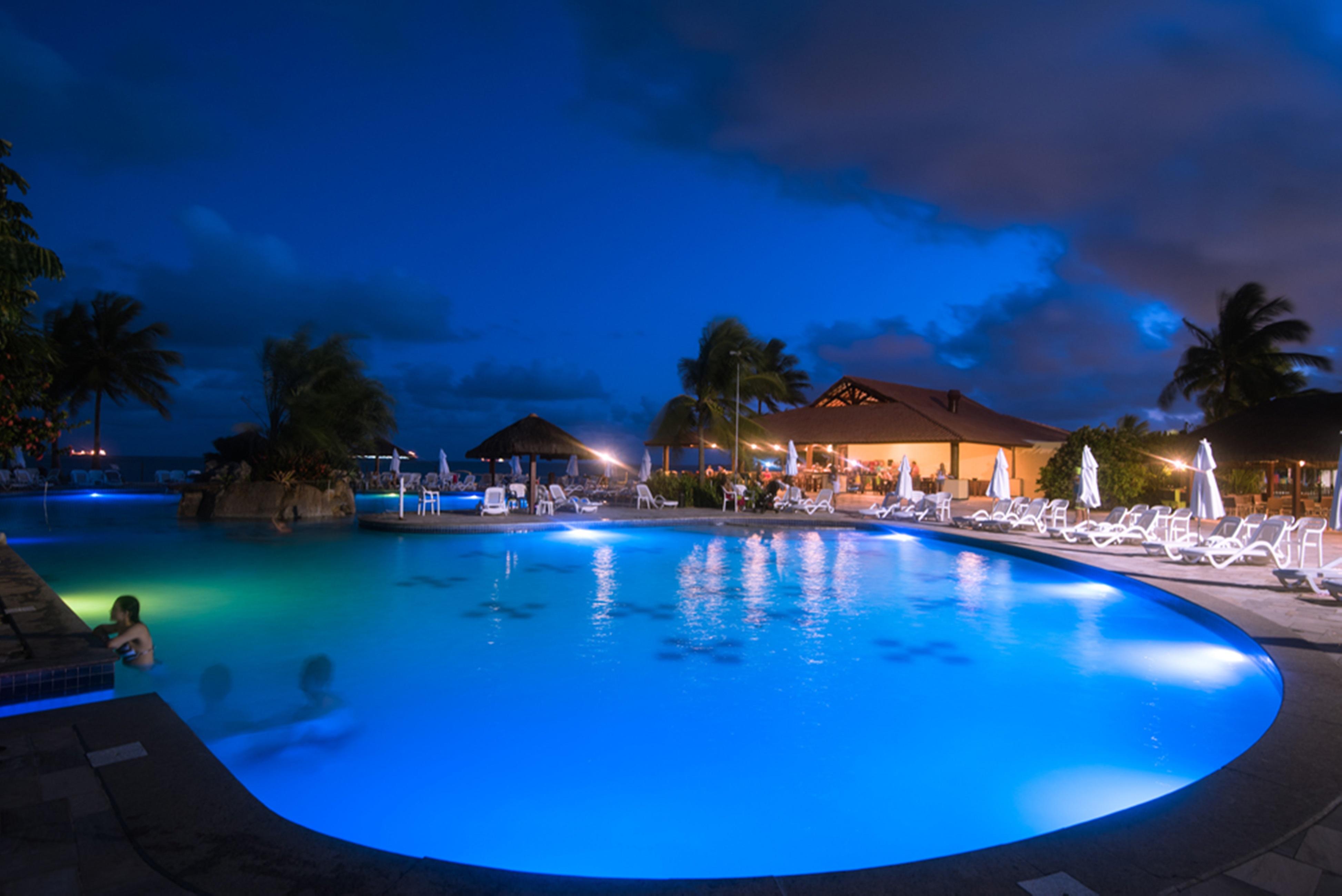 Vila Gale Cabo Cabo de Santo Agostinho Eksteriør billede The swimming pool at night